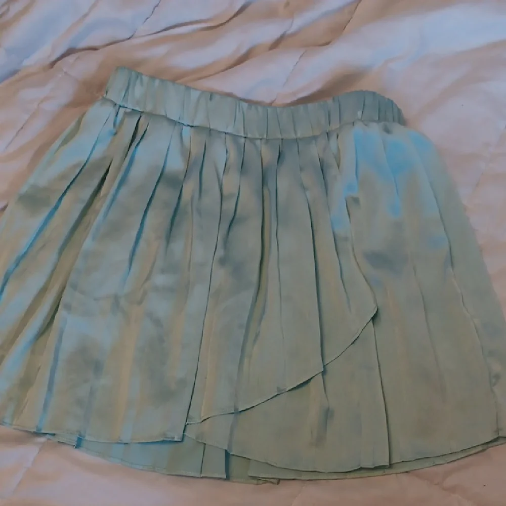 La Hearts Green Asymmetrical Pleated Skater Mini - Picture 4 of 8